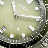 Orologio ORIS Divers Sixty-Five Date quadrante verde bracciale in acciaio 01 733 7707 4057-07 8 20 18 dettaglio