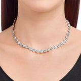 Swarovski collana tennis in metallo rodiato con cristalli centrali contornati da cristalli più piccoli 5117703 Indossato
