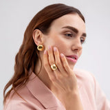 ALFYO Anello a Fascia Bold in Oro Giallo 18 kt indossato con orecchini bottone alfyo