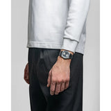 D1 Milano Ultra Thin Dark Illusion orologio grigio gun metal indossato su polso, design italiano contemporaneo UHBJ08