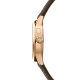 Raymond Weil Freelancer Complete Calendar vista laterale cassa oro rosa PVD con corona incisa monogramma RW e cinturino pelle marrone 2766-PC5-64001