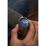 Vulcain Skindiver Nautique Blu indossato al polso, quadrante blu opaco con lancette argento e bracciale Beads of Rice 660170B37.BHM287