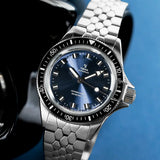 Yema Superman Steel Blue CMM.10 dettaglio quadrante blu soleil con indici applicati luminosi e bracciale Scales acciaio 17.26.10.65.SN.M