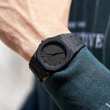 D1 Milano Orologio al Quarzo Solo Tempo con Cassa Ottagonale Quadrante Nero e Cinturino in Policarbonato PCBJ10 Indossato