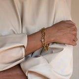 TI SENTO Bracciale donna con maglie ovali in argento dorato e con zirconi 2952SY Indossato