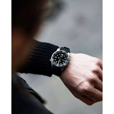 CITIZEN Orologio Automatico Datario Uomo con Cassa Rotonda Quadrante Nero e Cinturino in Gomma NY0040-09E Indossato