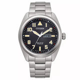 CITIZEN Orologio da uomo Eco-drive solo tempo, giorno e data, cassa e cinturino in supertitanio quadrante nero BM8560-88E