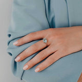 Anello donna Comete in oro bianco con topazio azzurro taglio antico di Ct. 2,75 con diamanti laterali ANB 2541 Indossato