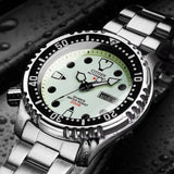 CITIZEN Orologio Automatico Datario Uomo con Cassa Rotonda Quadrante Verde e Cinturino in Acciaio NY0040-50W Ambientato