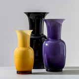 VENINI Vaso Opalino Piccolo Giallo Interno Bianco in Vetro Soffiato di Murano 706.38 Ambientato