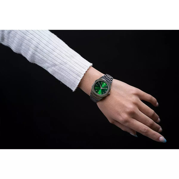 D1 Milano Orologio al Quarzo Solo Tempo Unisex con Cassa Ottagonale Quadrante Verde e Cinturino in Acciaio UTBL11 Indossato