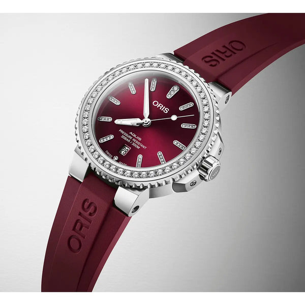 Orologio ORIS Aquis Date Diamonds quadrante rosso cinturino in gomma rosso 01 733 7766 4998-07 4 22 68FC dettaglio