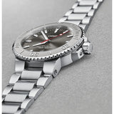 Orologio ORIS Aquis Date Relief quadrante grigio bracciale in acciaio 01 733 7730 4153-07 8 24 05PEB dettaglio 2