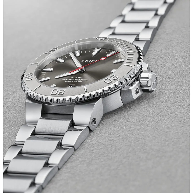 Orologio ORIS Aquis Date Relief quadrante grigio bracciale in acciaio 01 733 7730 4153-07 8 24 05PEB dettaglio 2