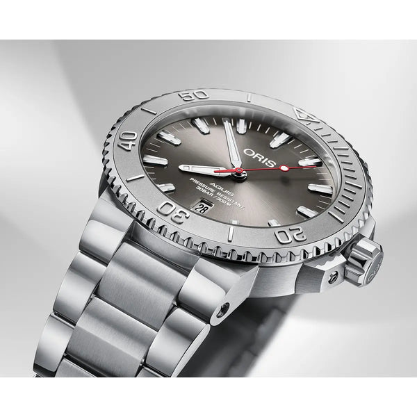 Orologio ORIS Aquis Date Relief quadrante grigio bracciale in acciaio 01 733 7730 4153-07 8 24 05PEB dettaglio