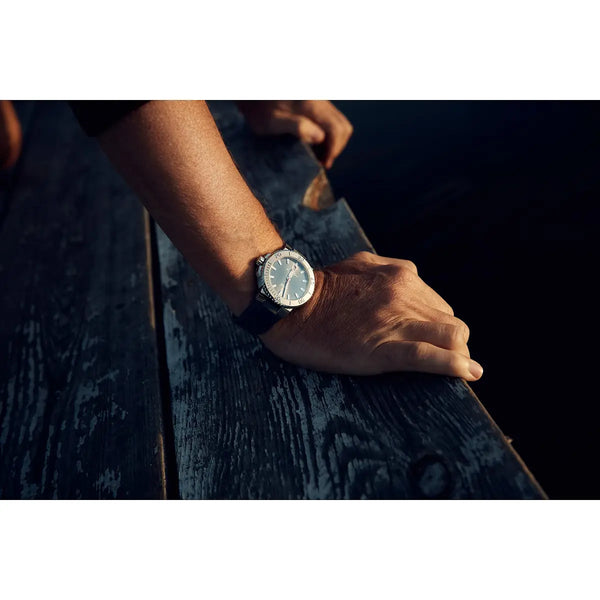 Orologio ORIS Aquis Date Relief quadrante grigio cinturino in gomma nero 01 733 7730 4153-07 4 24 63EB dettaglio
