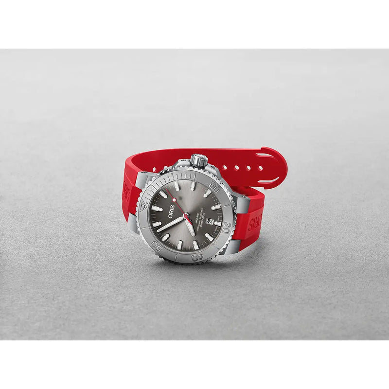 Orologio ORIS Aquis Date Relief quadrante grigio cinturino in gomma rosso 01 733 7730 4153-07 4 24 66EB dettaglio 2