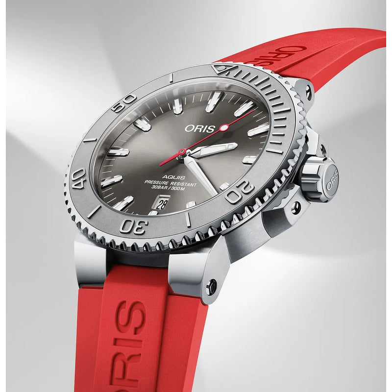 Orologio ORIS Aquis Date Relief quadrante grigio cinturino in gomma rosso 01 733 7730 4153-07 4 24 66EB dettaglio 3