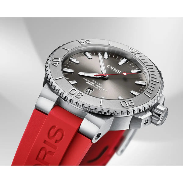 Orologio ORIS Aquis Date Relief quadrante grigio cinturino in gomma rosso 01 733 7730 4153-07 4 24 66EB dettaglio