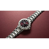 Orologio ORIS Aquis Date Relief quadrante rosso bracciale in acciaio 01 733 7730 4158-07 8 24 05PEB dettaglio 2