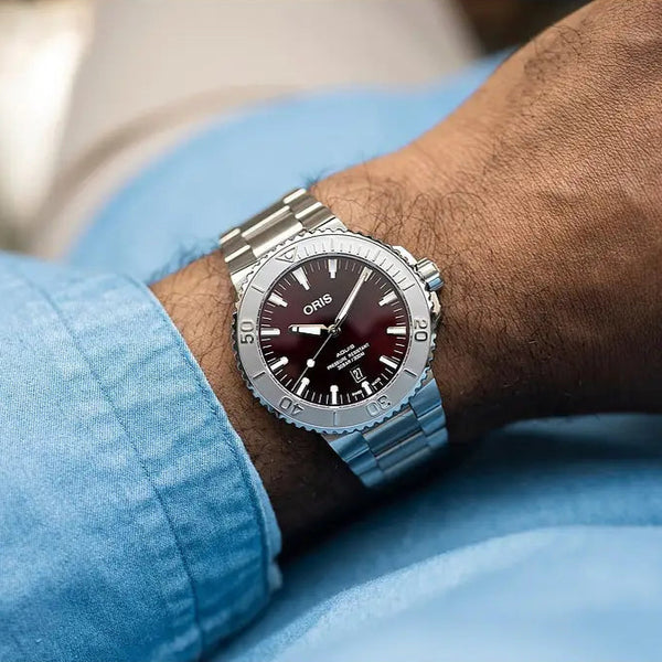 Orologio ORIS Aquis Date Relief quadrante rosso bracciale in acciaio 01 733 7730 4158-07 8 24 05PEB dettaglio