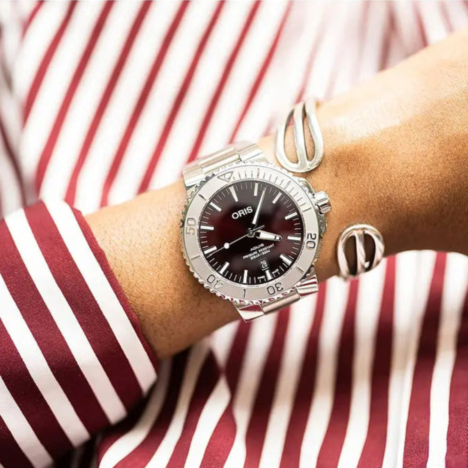 Orologio ORIS Aquis Date Relief quadrante rosso bracciale in acciaio 01 733 7730 4158-07 8 24 05PEB