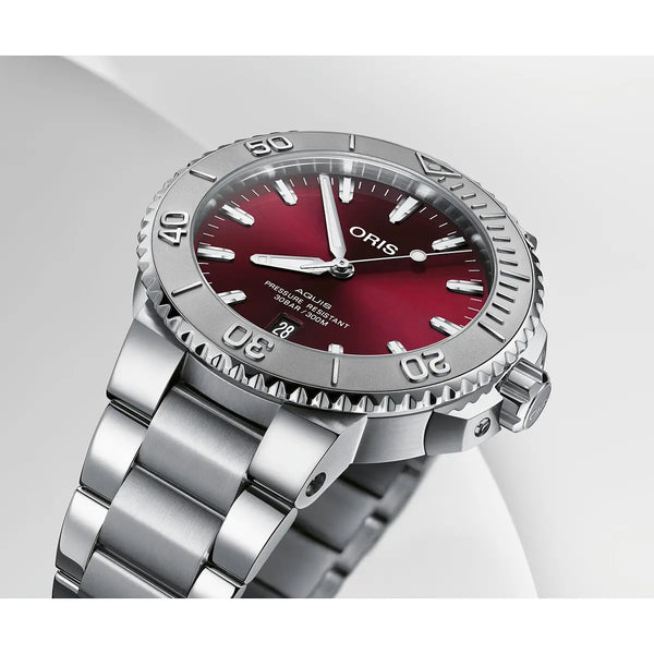 Orologio ORIS Aquis Date Relief quadrante rosso bracciale in acciaio 01 733 7766 4158-07 8 22 05PEB dettaglio