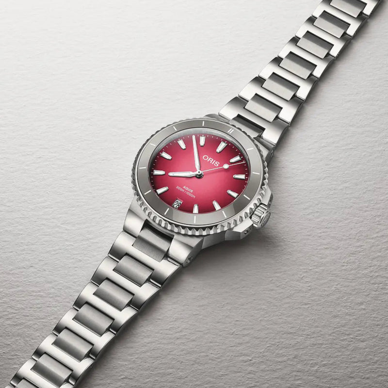 Orologio ORIS Aquis Date Taste of Summer quadrante fucsia bracciale in acciaio 01 733 7792 4158-07 8 19 05P dettaglio