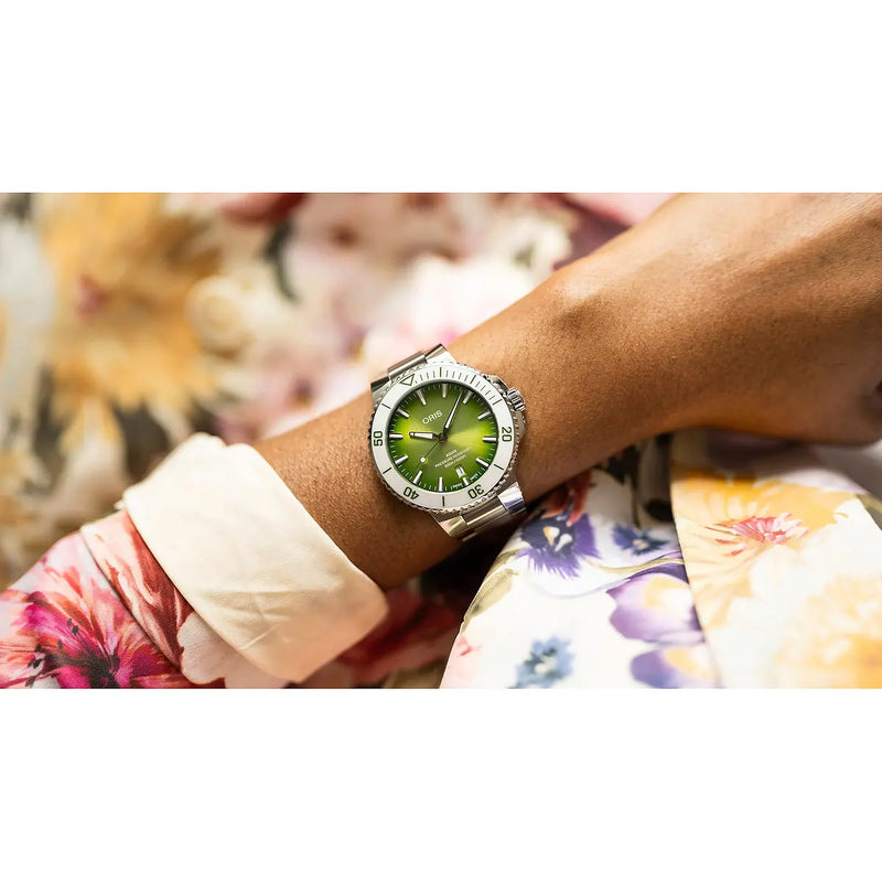 Orologio ORIS Aquis Date Taste of Summer quadrante verde bracciale in acciaio 01 733 7787 4137-07 8 22 04PEB dettaglio 2