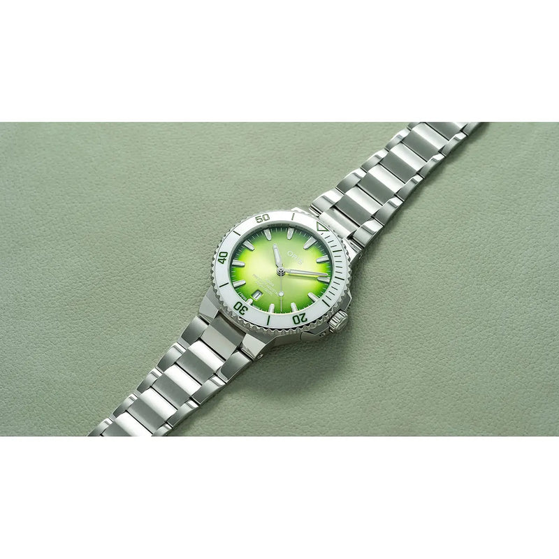 Orologio ORIS Aquis Date Taste of Summer quadrante verde bracciale in acciaio 01 733 7787 4137-07 8 22 04PEB dettaglio 3