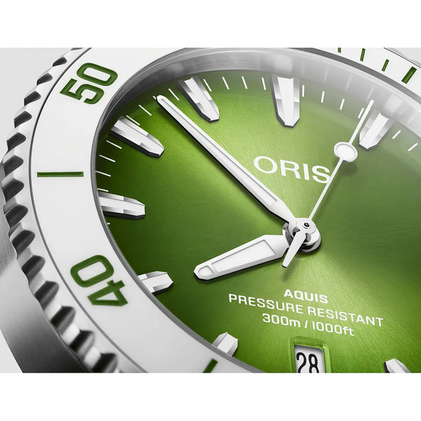 Orologio ORIS Aquis Date Taste of Summer quadrante verde bracciale in acciaio 01 733 7787 4137-07 8 22 04PEB dettaglio