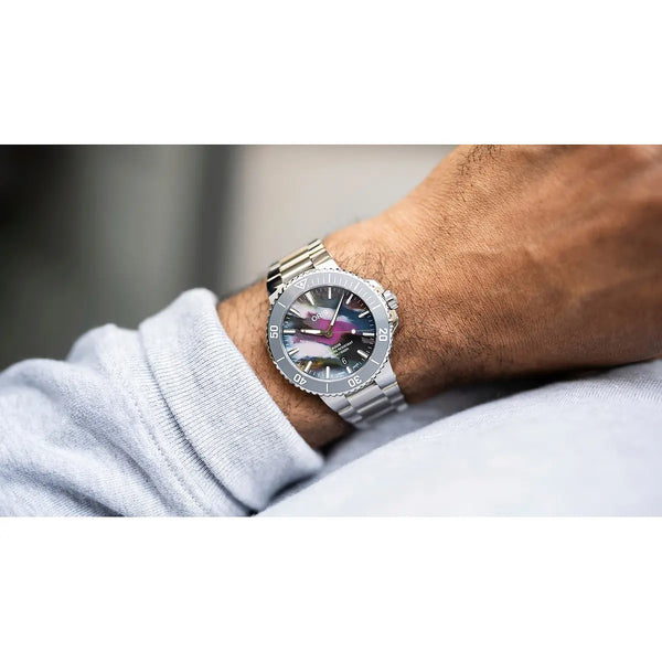 Orologio ORIS Aquis Date Upcycle quadrante multicolor bracciale in acciaio 01 733 7787 4150-07 8 22 04PEB dettaglio