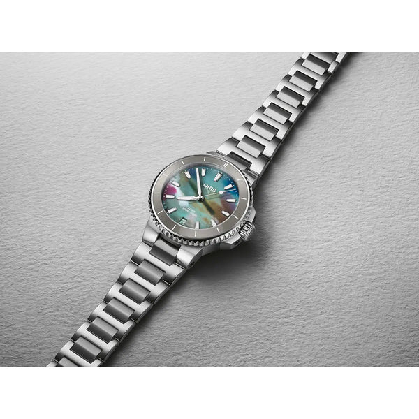 Orologio ORIS Aquis Date Upcycle quadrante multicolor bracciale in acciaio 01 733 7792 4150-07 8 19 05P dettaglio