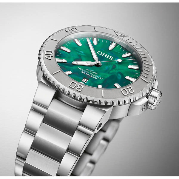 Orologio ORIS Aquis Date X Bracenet quadrante verde bracciale in acciaio 01 733 7730 4137-07 8 24 05PEB dettaglio
