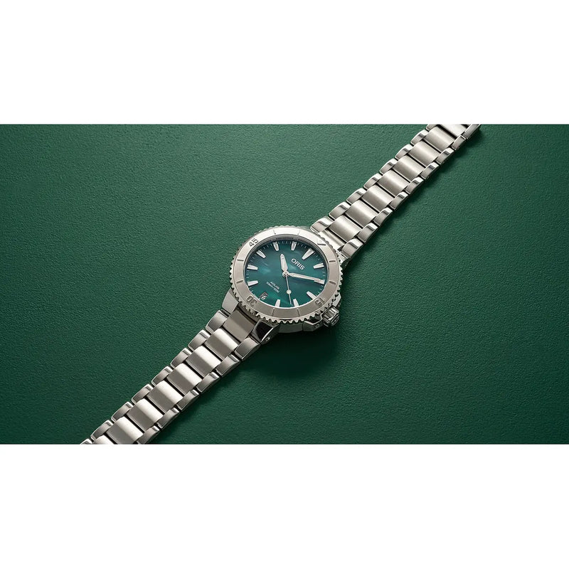 Orologio ORIS Aquis Date X Bracenet quadrante verde bracciale in acciaio 01 733 7770 4137-07 8 18 05P dettaglio 2