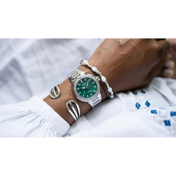 Orologio ORIS Aquis Date X Bracenet quadrante verde bracciale in acciaio 01 733 7770 4137-07 8 18 05P dettaglio