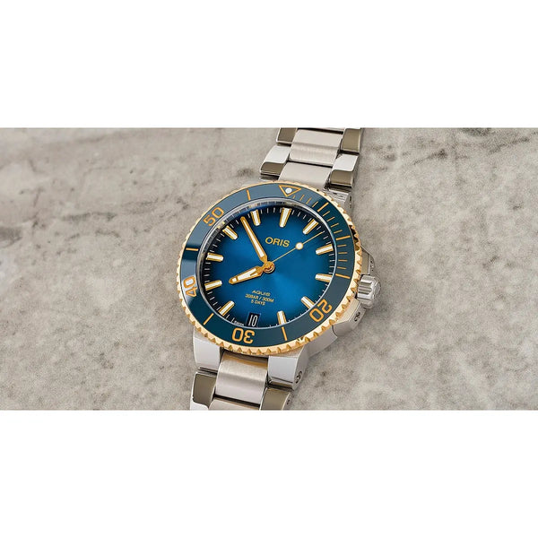 Orologio ORIS Aquis Date quadrante blu bracciale in acciaio 01 400 7769 6355-07 8 22 09PEB dettaglio