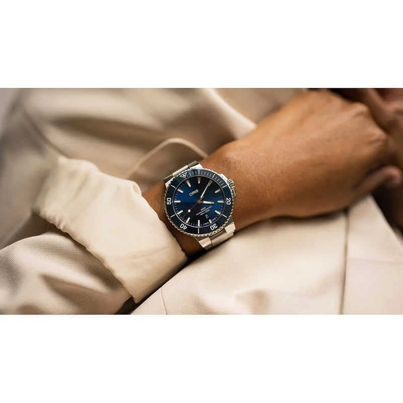 Orologio ORIS Aquis Date quadrante blu bracciale in acciaio 01 733 7789 4135-07 8 23 04PEB dettaglio 3