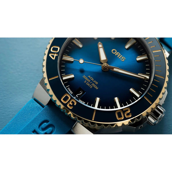 Orologio ORIS Aquis Date quadrante blu cinturino in gomma azzurro 01 400 7769 6355-07 4 22 75FC dettaglio