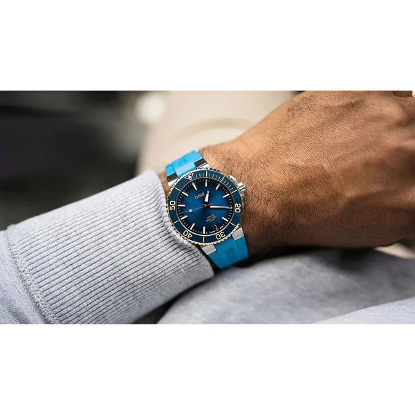 Orologio ORIS Aquis Date quadrante blu cinturino in gomma azzurro 01 400 7769 6355-07 4 22 75FC