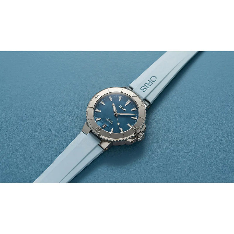 Orologio ORIS Aquis Date quadrante blu cinturino in gomma azzurro 01 733 7770 4155-07 4 18 65FC dettaglio 3