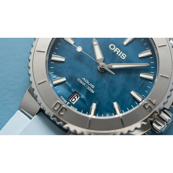 Orologio ORIS Aquis Date quadrante blu cinturino in gomma azzurro 01 733 7770 4155-07 4 18 65FC dettaglio