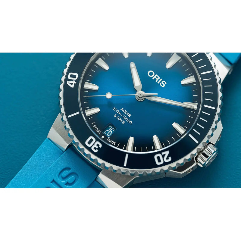 Orologio ORIS Aquis Date quadrante blu cinturino in gomma blu 01 400 7790 4135-07 4 23 45EB dettaglio 2