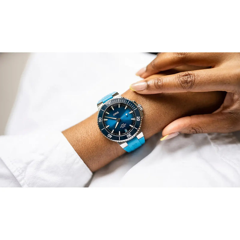 Orologio ORIS Aquis Date quadrante blu cinturino in gomma blu 01 400 7790 4135-07 4 23 45EB dettaglio 4