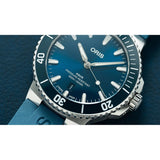 Orologio ORIS Aquis Date quadrante blu cinturino in gomma blu 01 733 7787 4135-07 4 22 35FC dettaglio 2