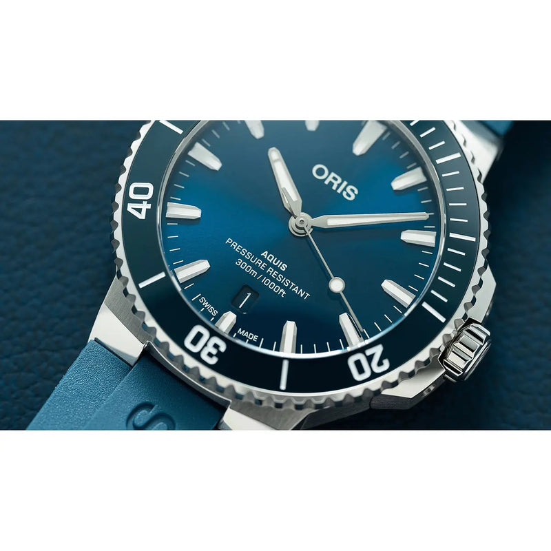 Orologio ORIS Aquis Date quadrante blu cinturino in gomma blu 01 733 7787 4135-07 4 22 35FC dettaglio 2