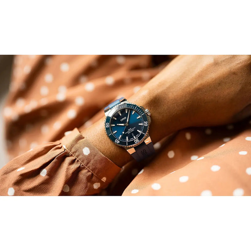 Orologio ORIS Aquis Date quadrante blu cinturino in gomma blu 01 733 7787 4135-07 4 22 35FC dettaglio 3