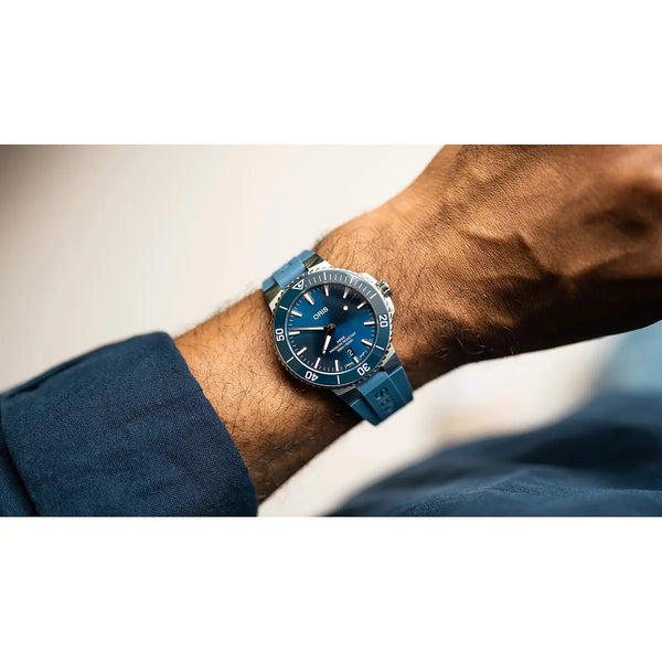 Orologio ORIS Aquis Date quadrante blu cinturino in gomma blu 01 733 7787 4135-07 4 22 35FC dettaglio
