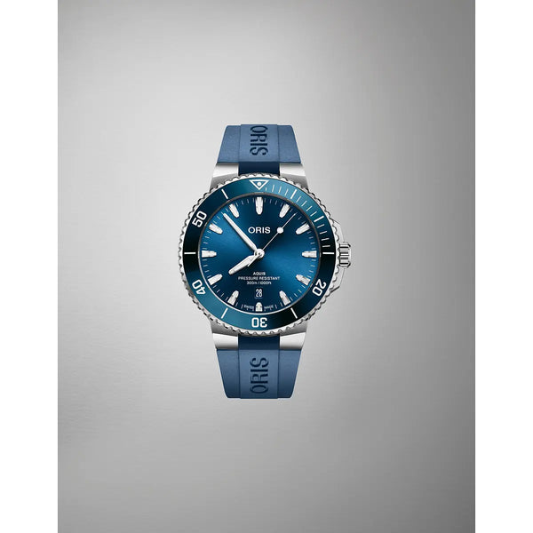 Orologio ORIS Aquis Date quadrante blu cinturino in gomma blu 01 733 7789 4135-07 4 23 35FC dettaglio