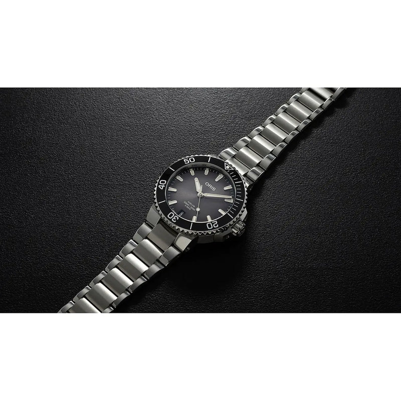 Orologio ORIS Aquis Date quadrante grigio bracciale in acciaio 01 400 7769 4154-07 8 22 09PEB dettaglio 2